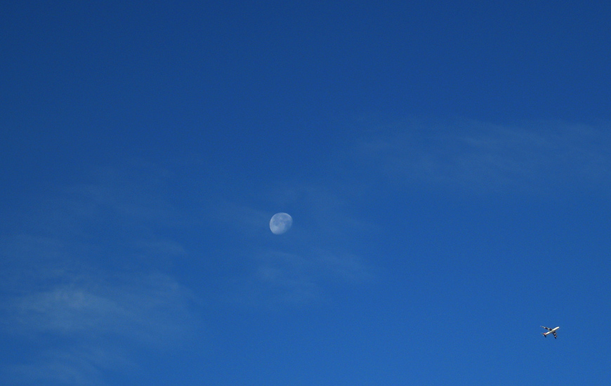 Sunday October 28th (2007) moon cloud plane align=
